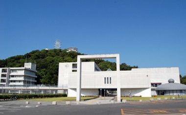 烏城高校と生涯学習センターの写真