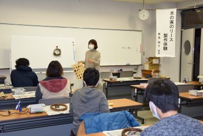 チャレンジ製作（木の実のリース製作）